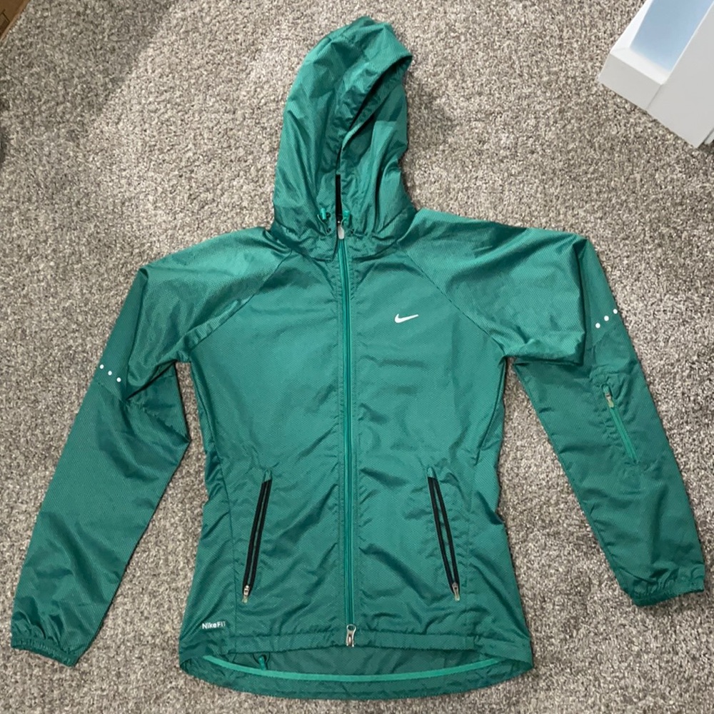 Green Nike Fit wind runner jacket